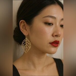 Y2K leaf design cut out earrings in a gold plated finish. Gorgeous  pair 🍃
